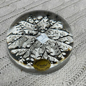Cristal snowflake paperweight 24% genuine lead crystal 3.5” diameter  2” tall